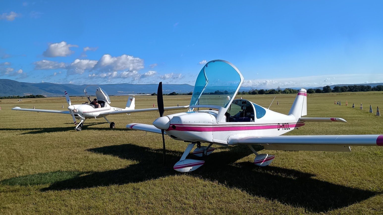 Ultraleichtflugzeug D-MOOL auf dem Flugplatz